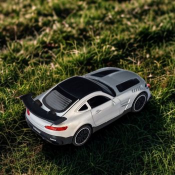 Fémautó fénnyel és hanggal