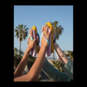 Papucsok, fürdőcipők, fürdőruhák, napszemüvegek